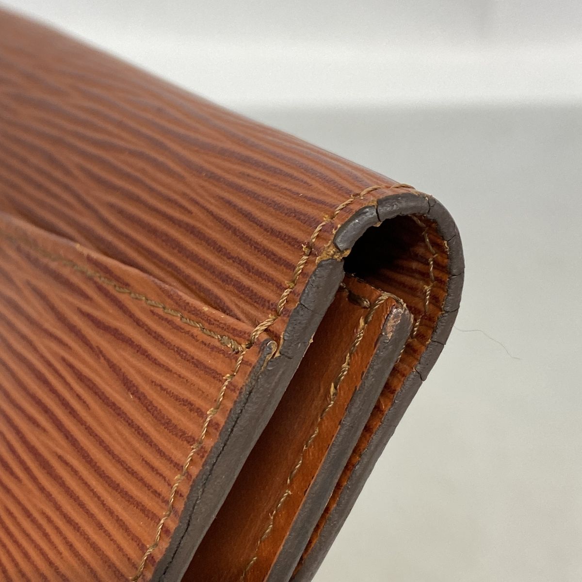 Louis Vuitton Clutch Epi Montaigne Kenya Brown — view 6