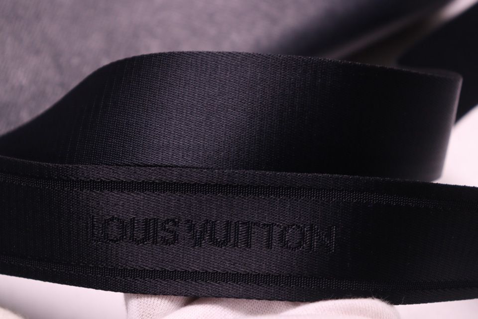 Louis Vuitton Taiga Roman Shoulder Bag — view 6