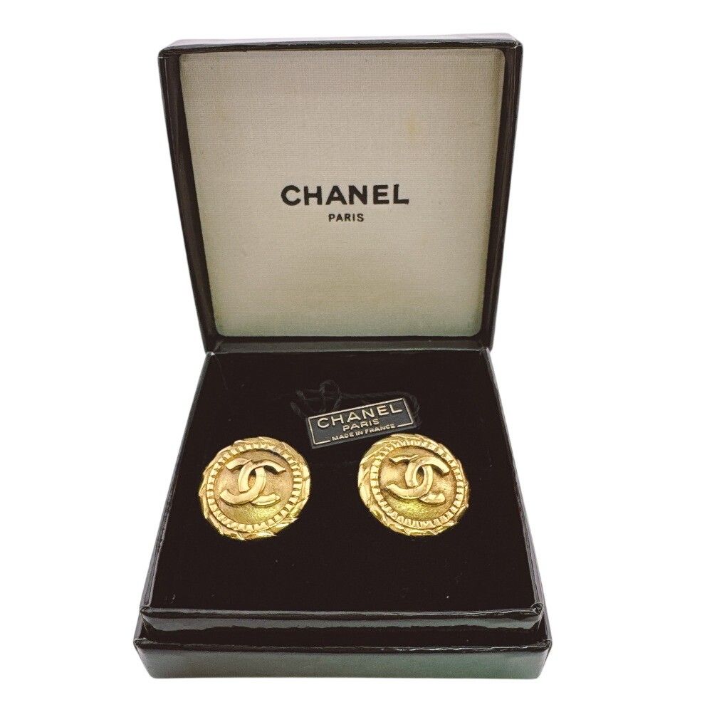 Chanel CC Logo Earrings Gold — view 6