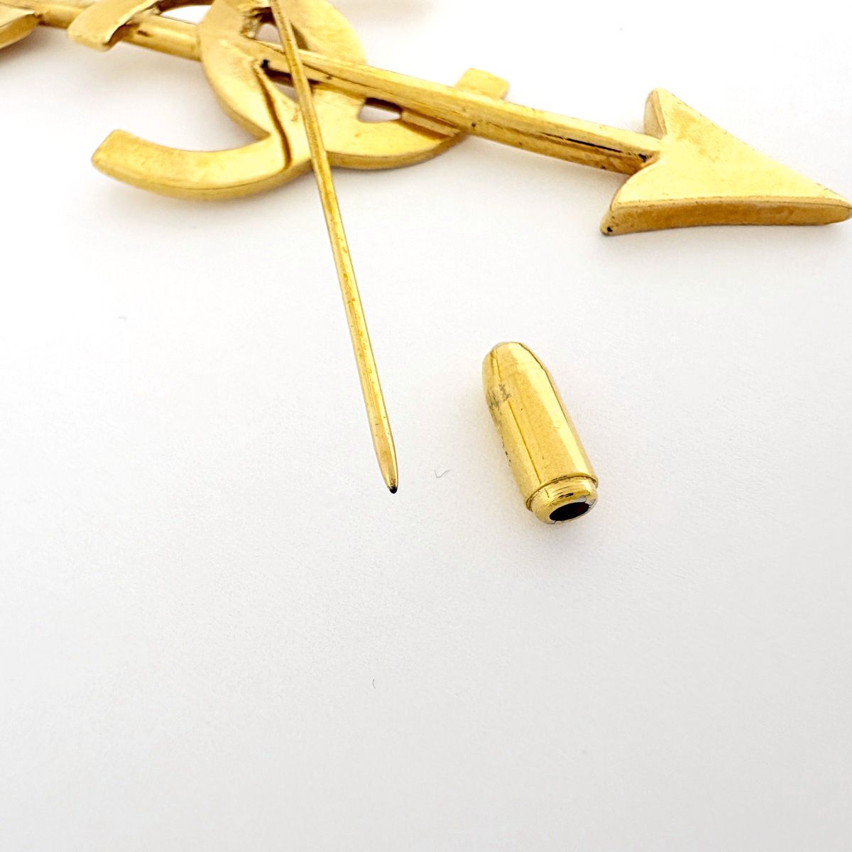 Chanel Brooch CC Logo Arrow Gold Plated — view 4
