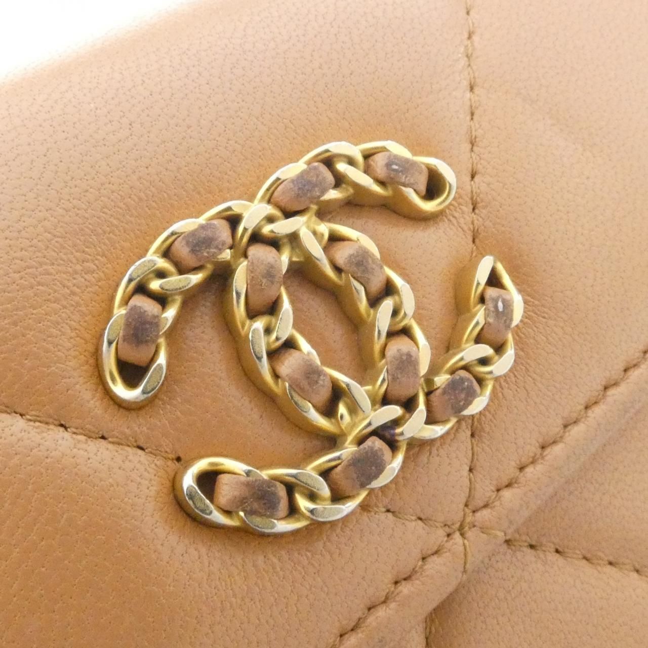 Chanel 19 Line Wallet — view 5