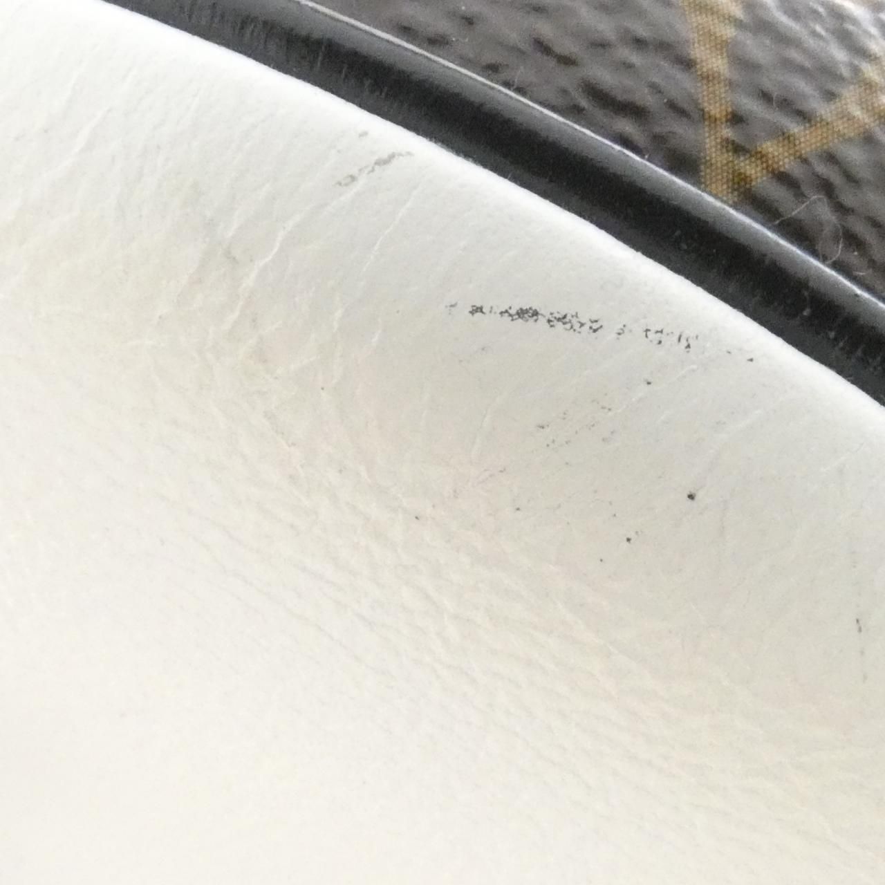 Louis Vuitton Boite Chapeau Souple Shoulder Bag — view 4