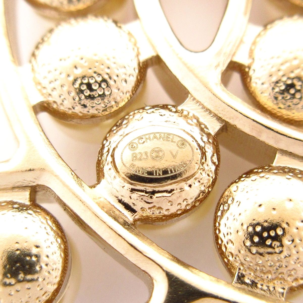 Chanel Brooch CC Logo Gold White — view 3