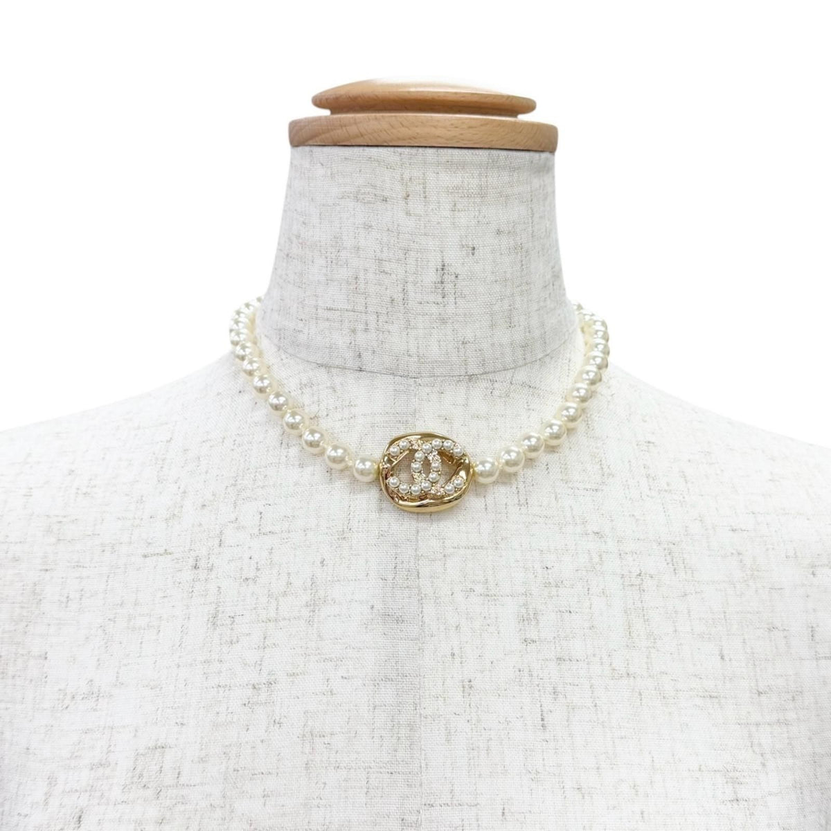 Chanel CC Logo Pearl Choker Necklace Gold — view 3