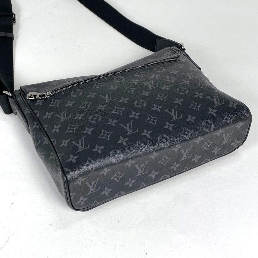 Louis Vuitton District MM Shoulder Bag Monogram Eclipse Black — view 2