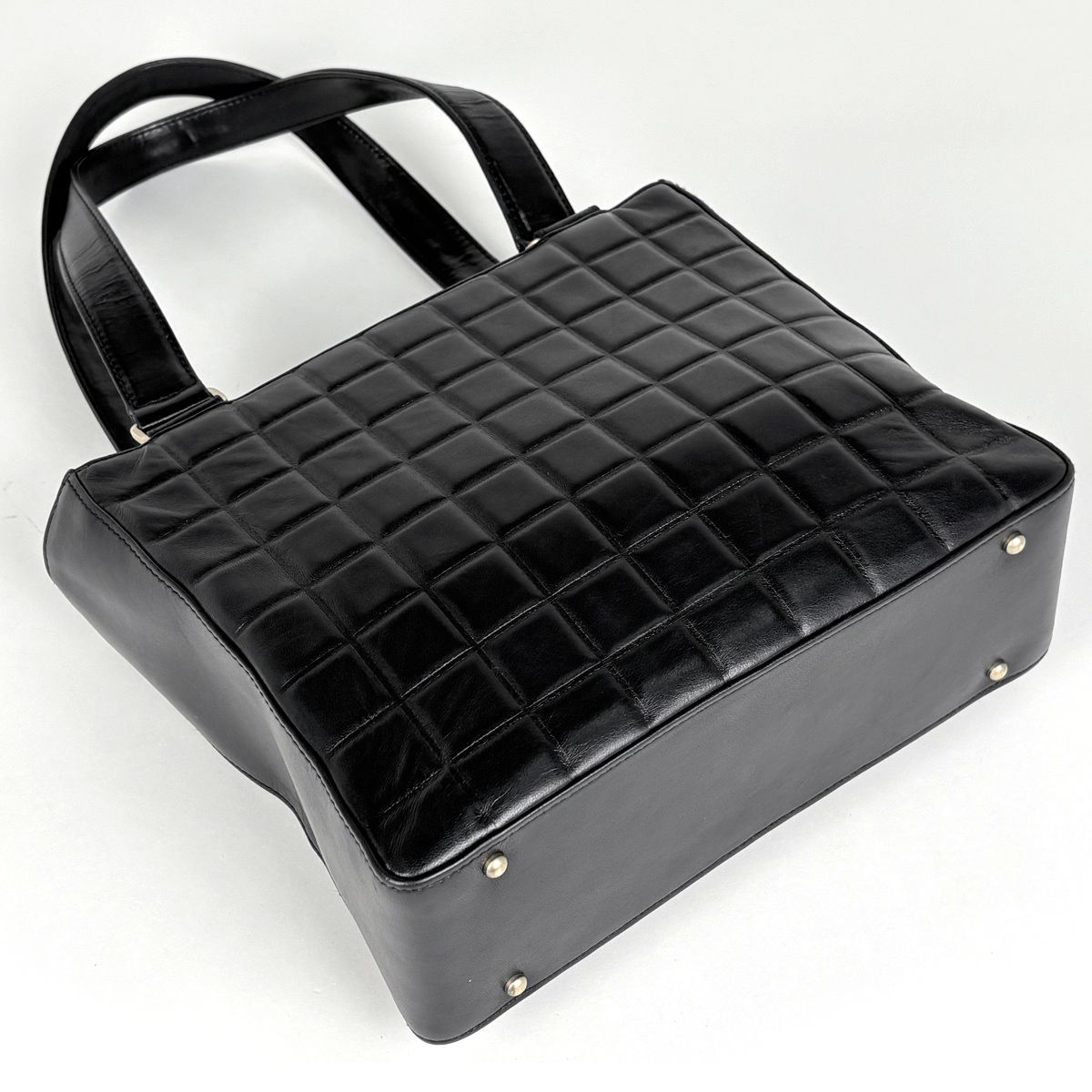 Chanel Tote Bag CC Logo Choco Bar Leather Black — view 2