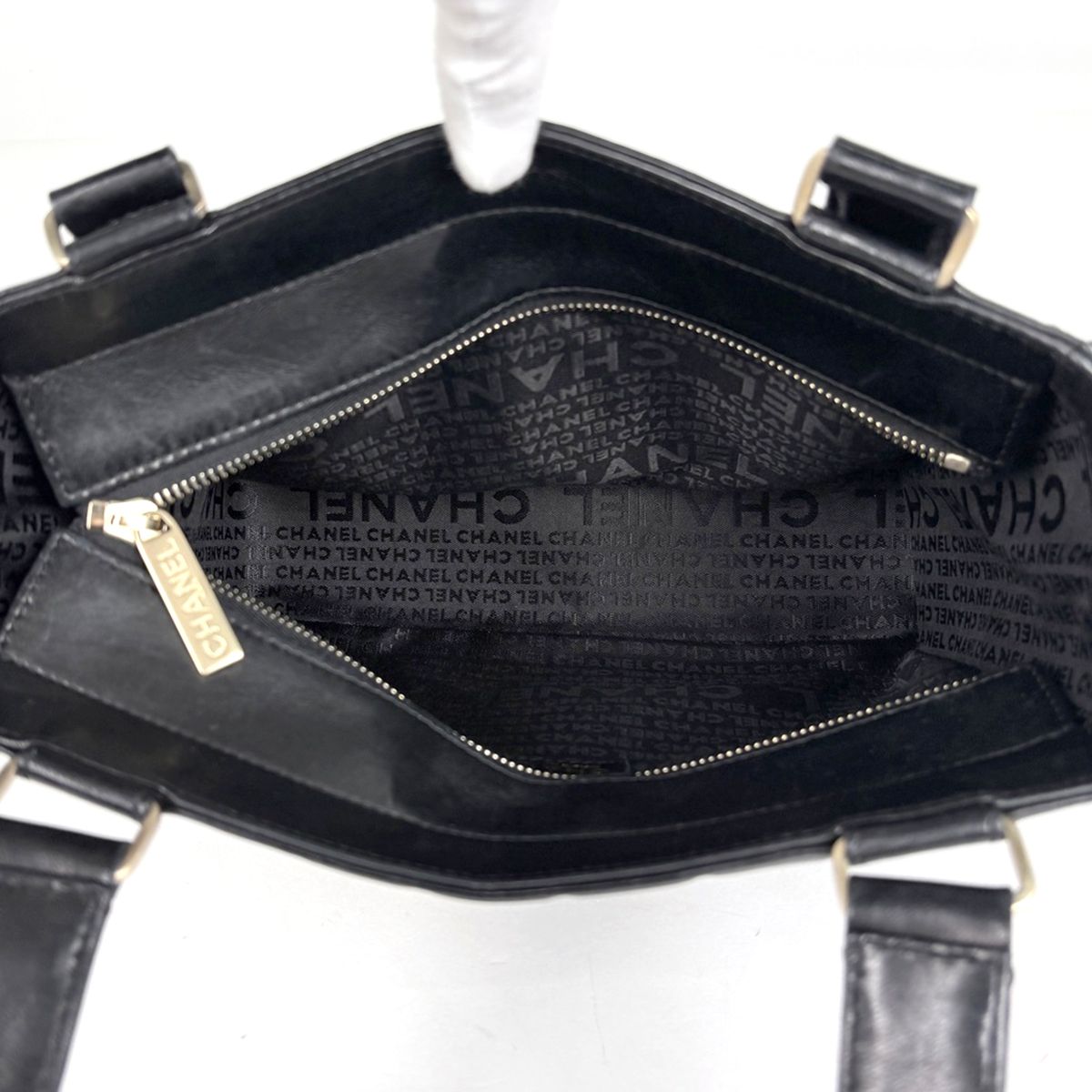 Chanel Tote Bag CC Logo Choco Bar Leather Black — view 8