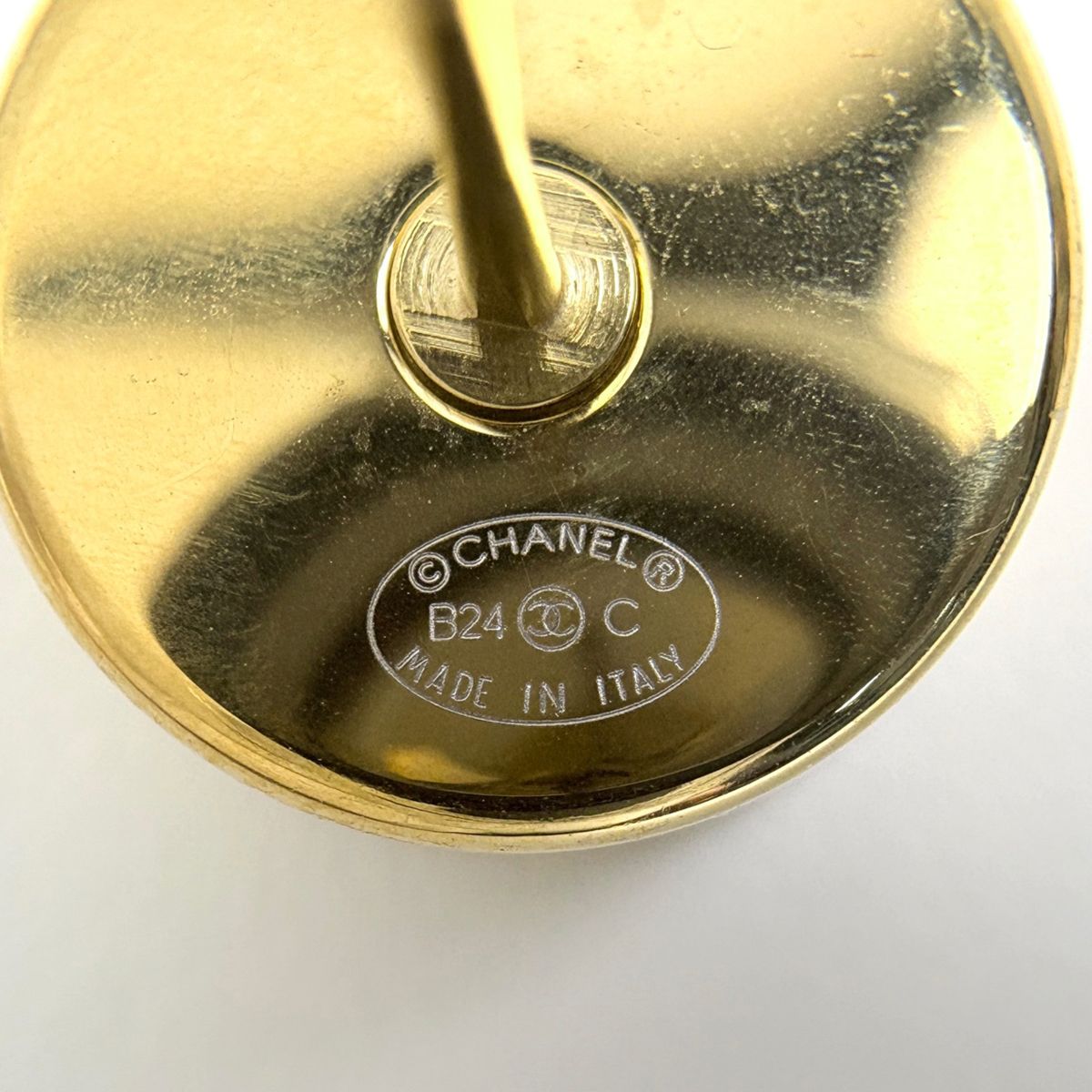 Chanel Earrings CC Logo Round Gold Plated Black — view 4