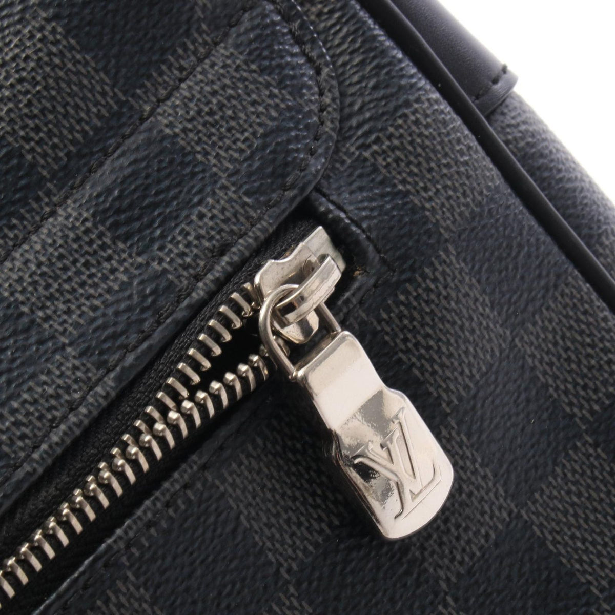 Louis Vuitton Shoulder Bag District MM NM Damier Graphite Leather — view 7