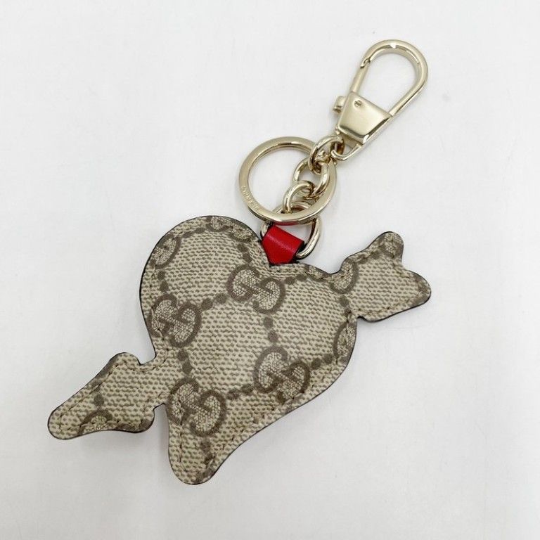 Gucci Key Holder Playful Heart Beige Pink White GG Supreme Leather Key Ring Gold — view 2
