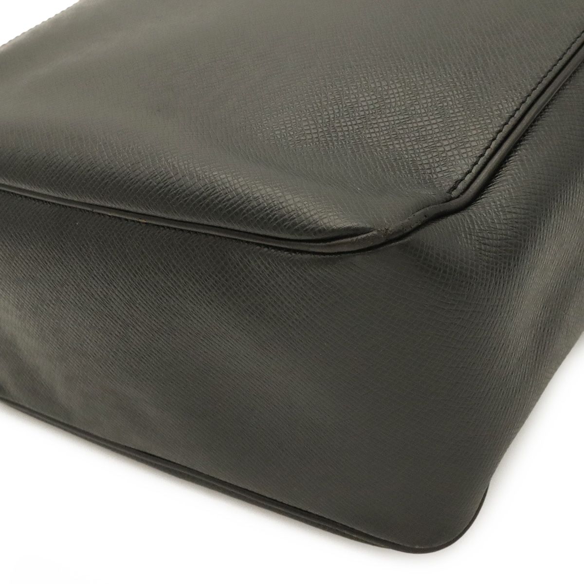 Louis Vuitton Taiga Shoulder Bag Crossbody Leather Ardoise Black — view 3