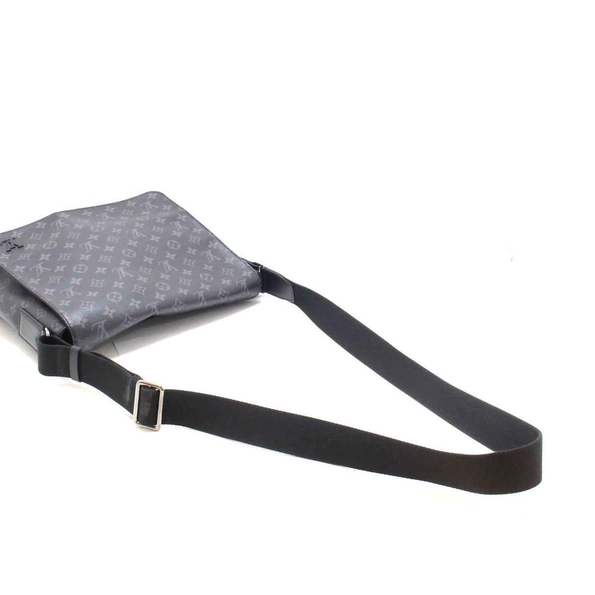 Louis Vuitton District MM Shoulder Bag Monogram Eclipse Gray Silver — view 4