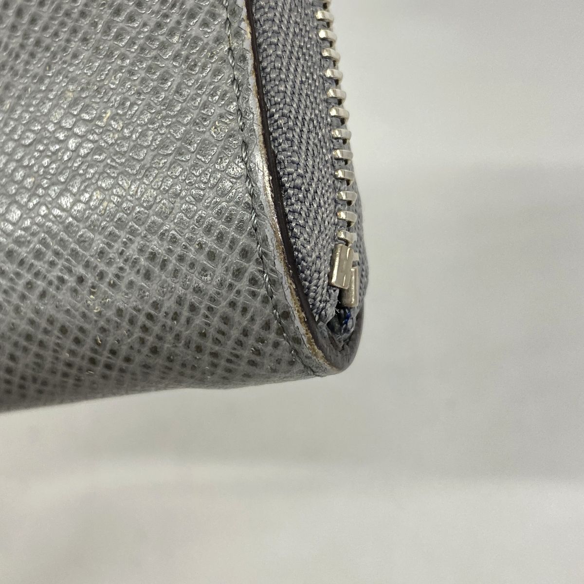 Louis Vuitton Coin Purse Taiga Zippy Glacier — view 6