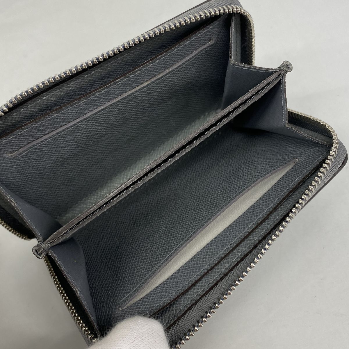 Louis Vuitton Coin Purse Taiga Zippy Glacier — view 3