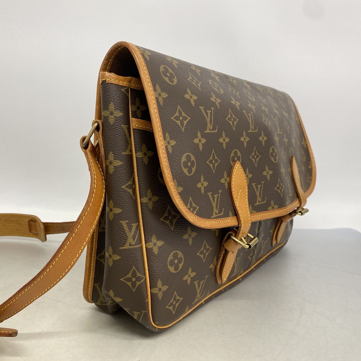 Louis Vuitton Shoulder Bag Monogram Gibeciere GM Brown — view 2