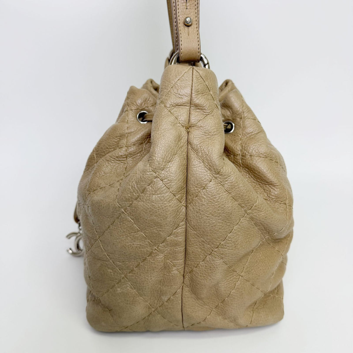 Chanel on the Road Quilted Bucket Shoulder Bag Leather Beige Silver Seal Vintage — view 5
