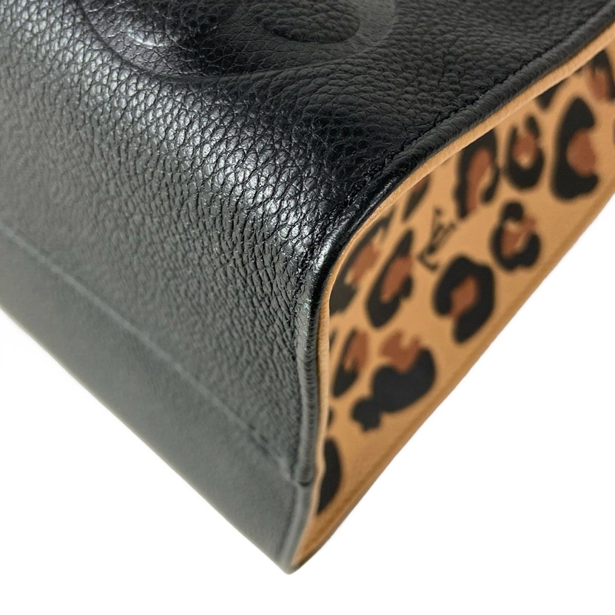 Louis Vuitton Tote Wild at Heart on the Go MM Noir Leather Cowhide — view 6