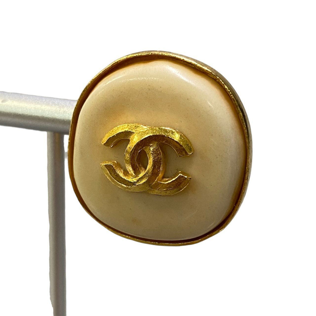 Chanel 98P CC Logo Gold Earrings White — view 5