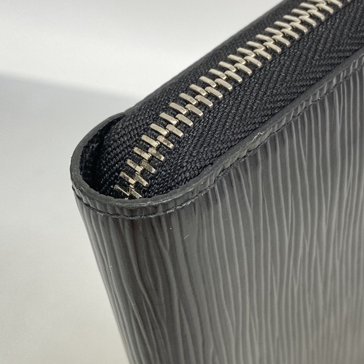 Louis Vuitton Wallet Epi Zippy Noir — view 5