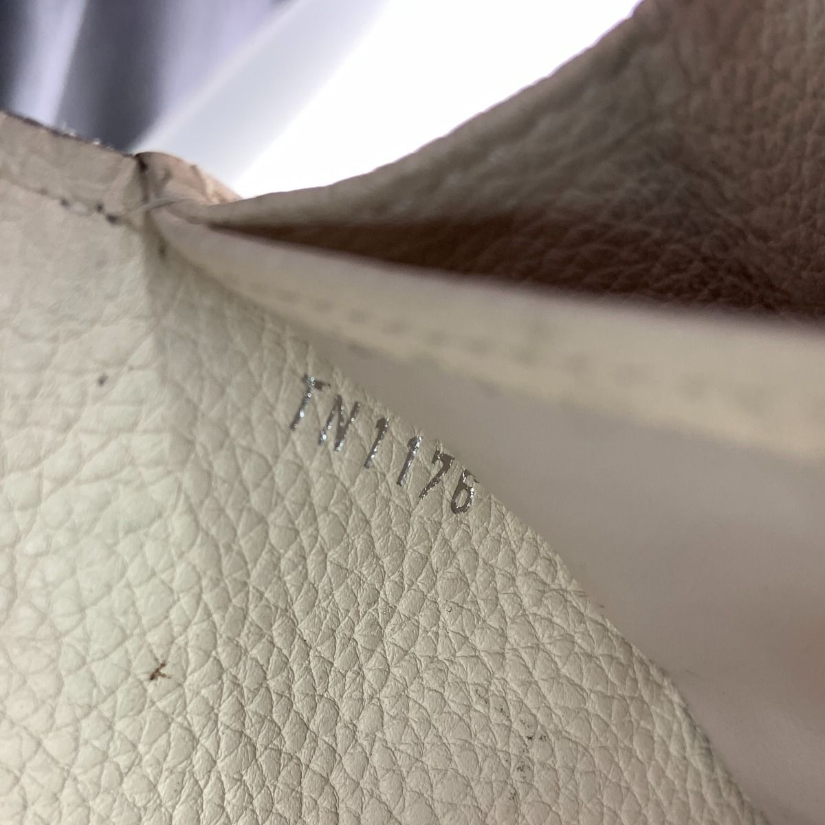 Louis Vuitton Mahina Hina Portefeuille Iris Bifold Wallet Ivory — view 8