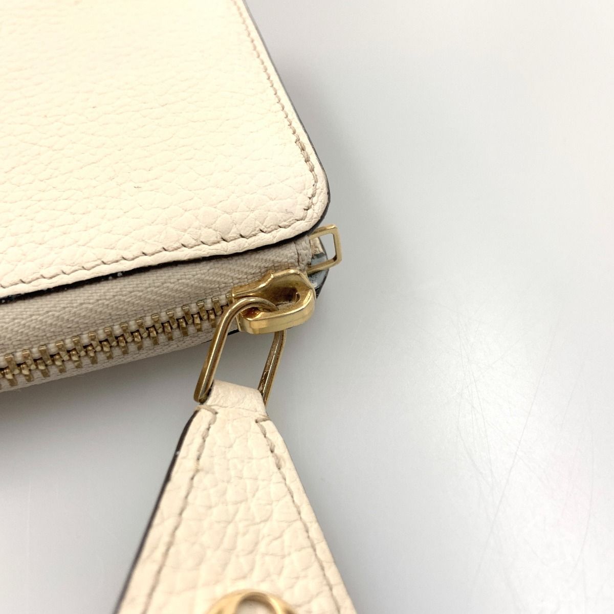 Louis Vuitton Taurillon Portefeuille Comet L Zipper Wallet Ivory — view 3