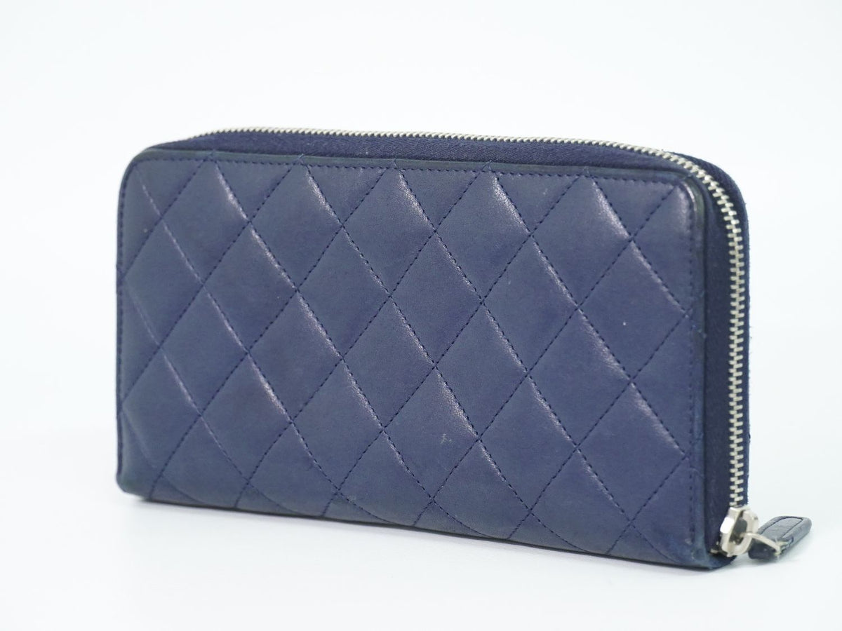 Chanel CC Logo Quilted Zip Around Wallet Lambskin Leather Navy — view 4