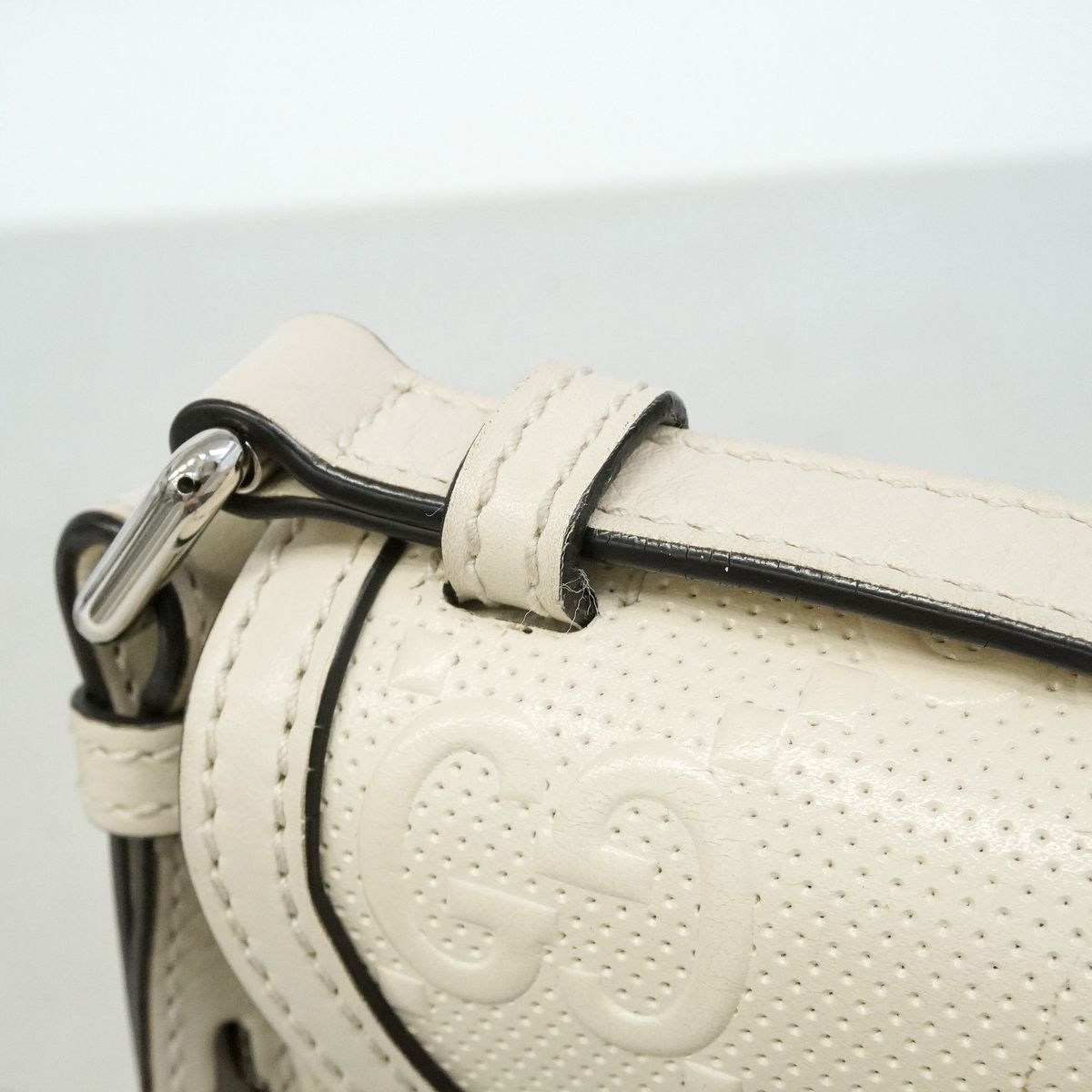 Gucci Shoulder Bag GG Embossed Leather White Silver — view 8