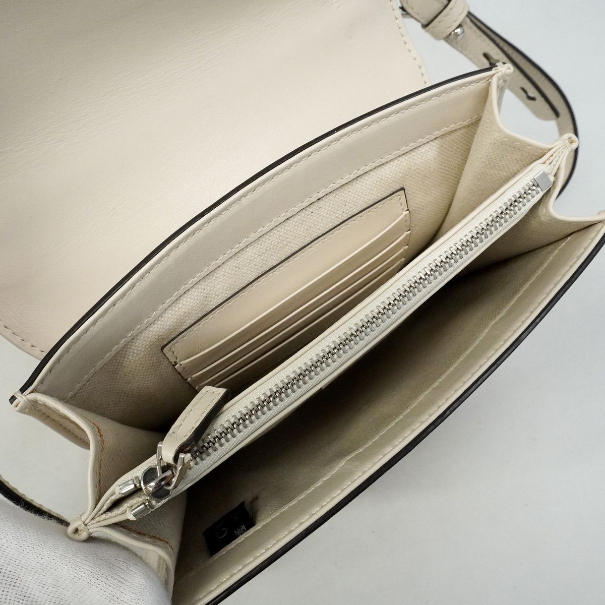 Gucci Shoulder Bag GG Embossed Leather White Silver — view 4