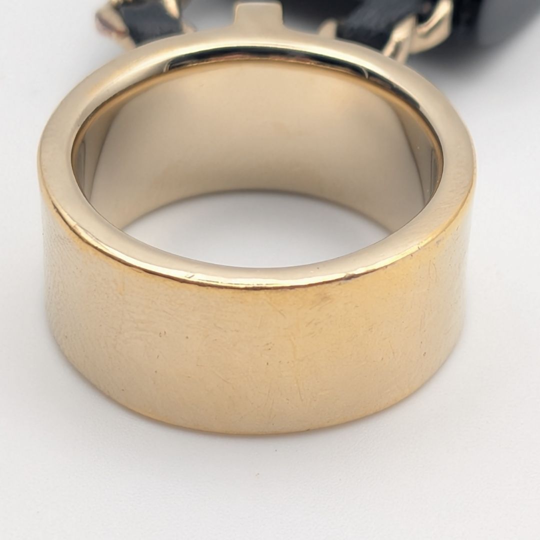 Chanel Ring CC Logo Turnlock Quilted Leather Bag Motif Black Gold — view 5