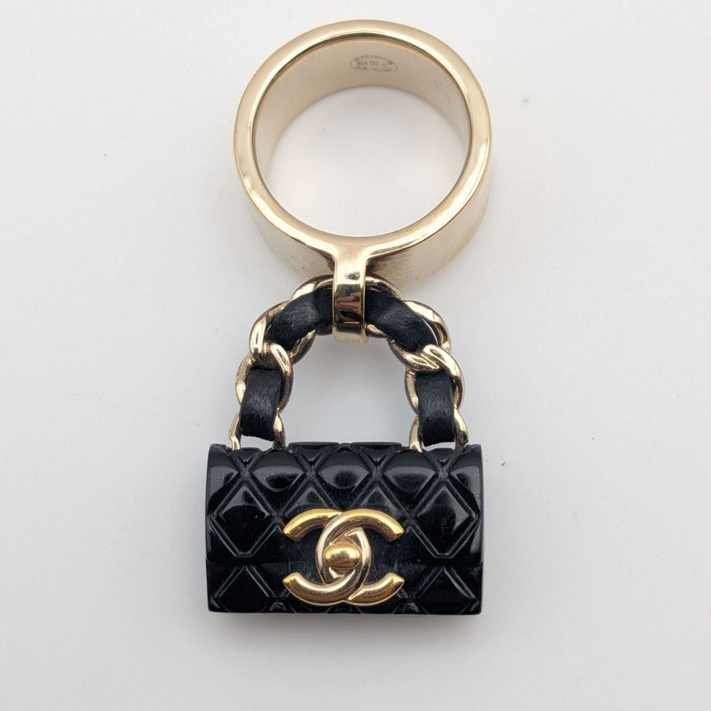 Chanel Ring CC Logo Turnlock Quilted Leather Bag Motif Black Gold — view 2