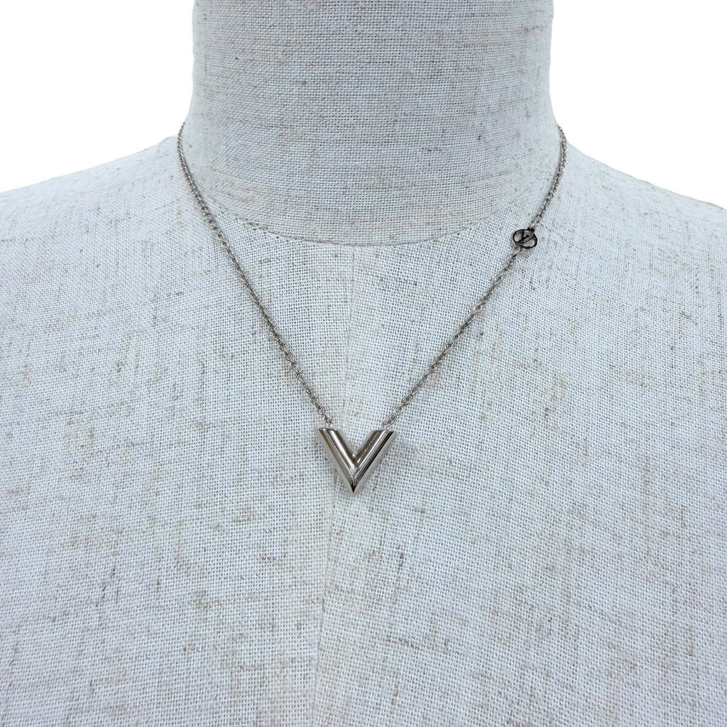 Louis Vuitton Necklace Essential V LV Circle Logo Silver — view 2