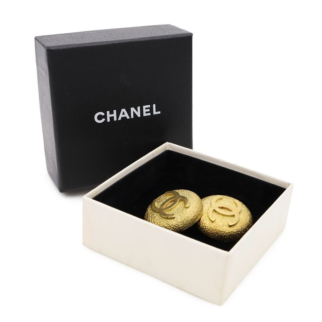 Chanel 95P CC Logo Button Round Earrings Vintage Gold Plated — view 6