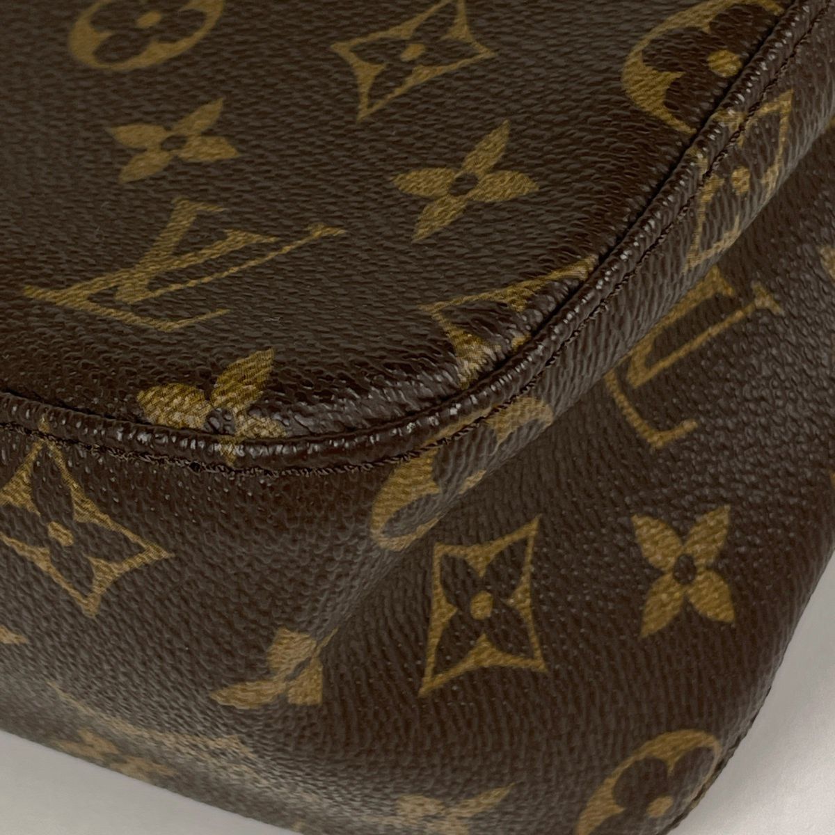 Louis Vuitton Looping MM Shoulder Bag Monogram Brown — view 3