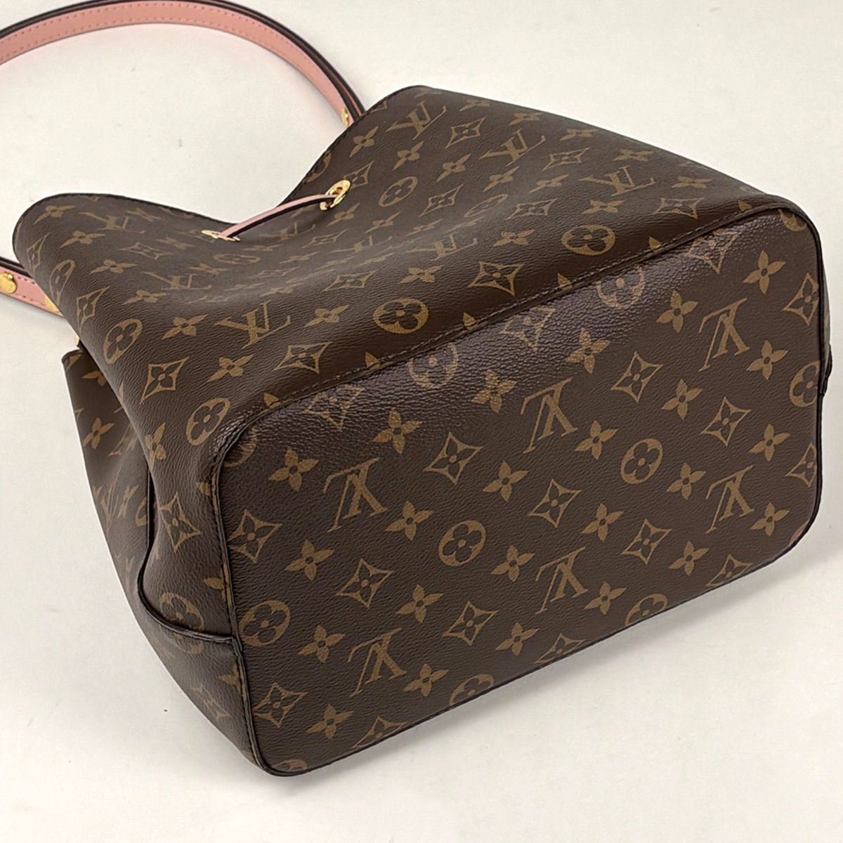 Louis Vuitton Neo Noe Shoulder Bag Drawstring Monogram Rose Poudre Brown — view 2
