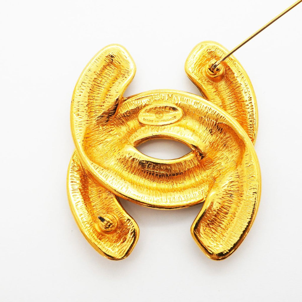 Chanel Brooch Vintage CC Logo Quilted Gold Plated — view 4
