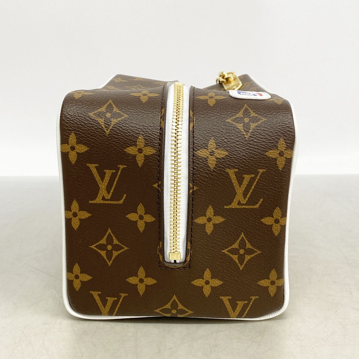 Louis Vuitton Clutch Monogram NBA Collaboration Cloakroom Drop Kit Brown — view 3