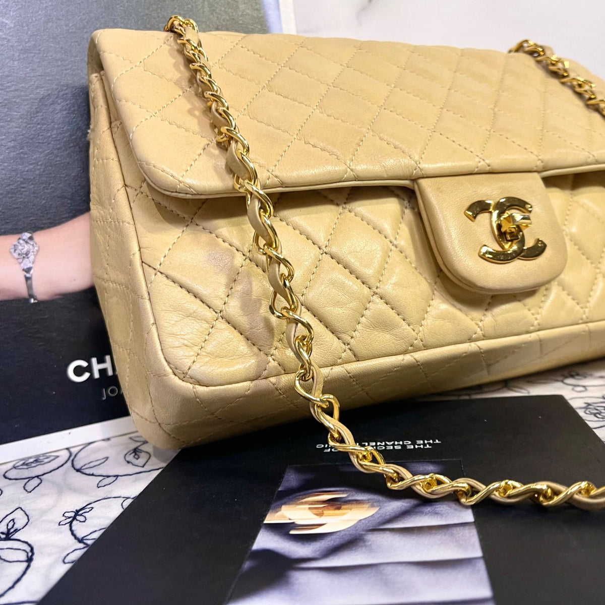 Chanel Vintage Turnlock Quilted Beige — view 5