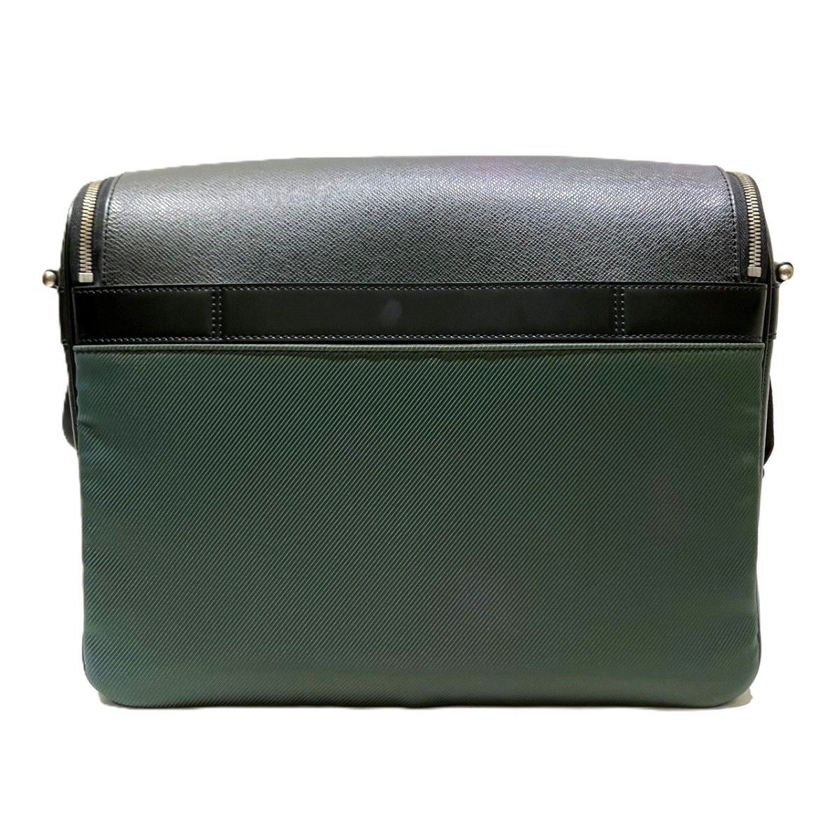 Louis Vuitton Taiga Shoulder Bag Leather — view 2