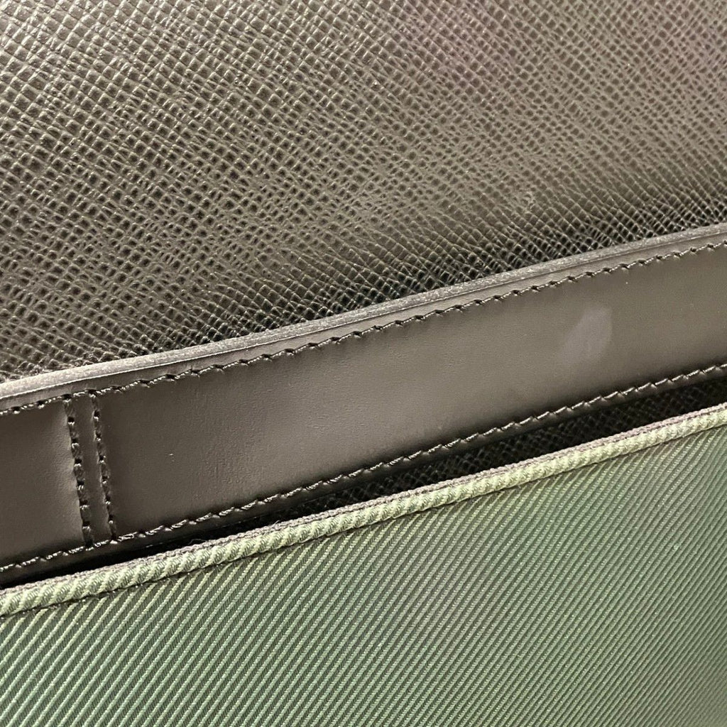 Louis Vuitton Taiga Shoulder Bag Leather — view 6