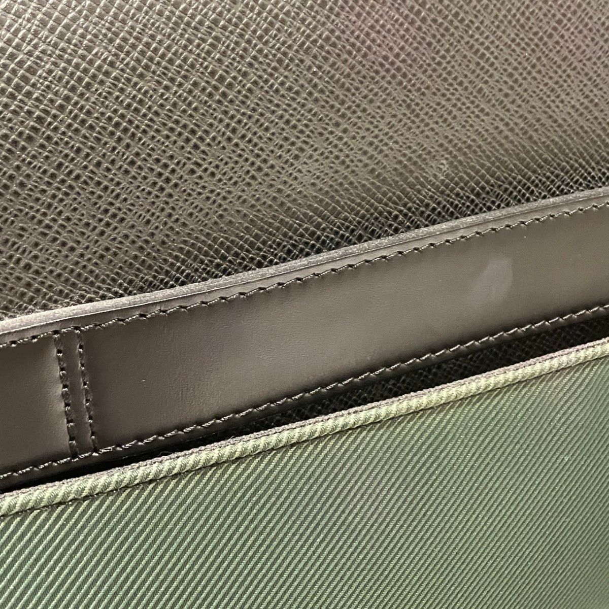 Louis Vuitton Taiga Shoulder Bag Leather — view 6