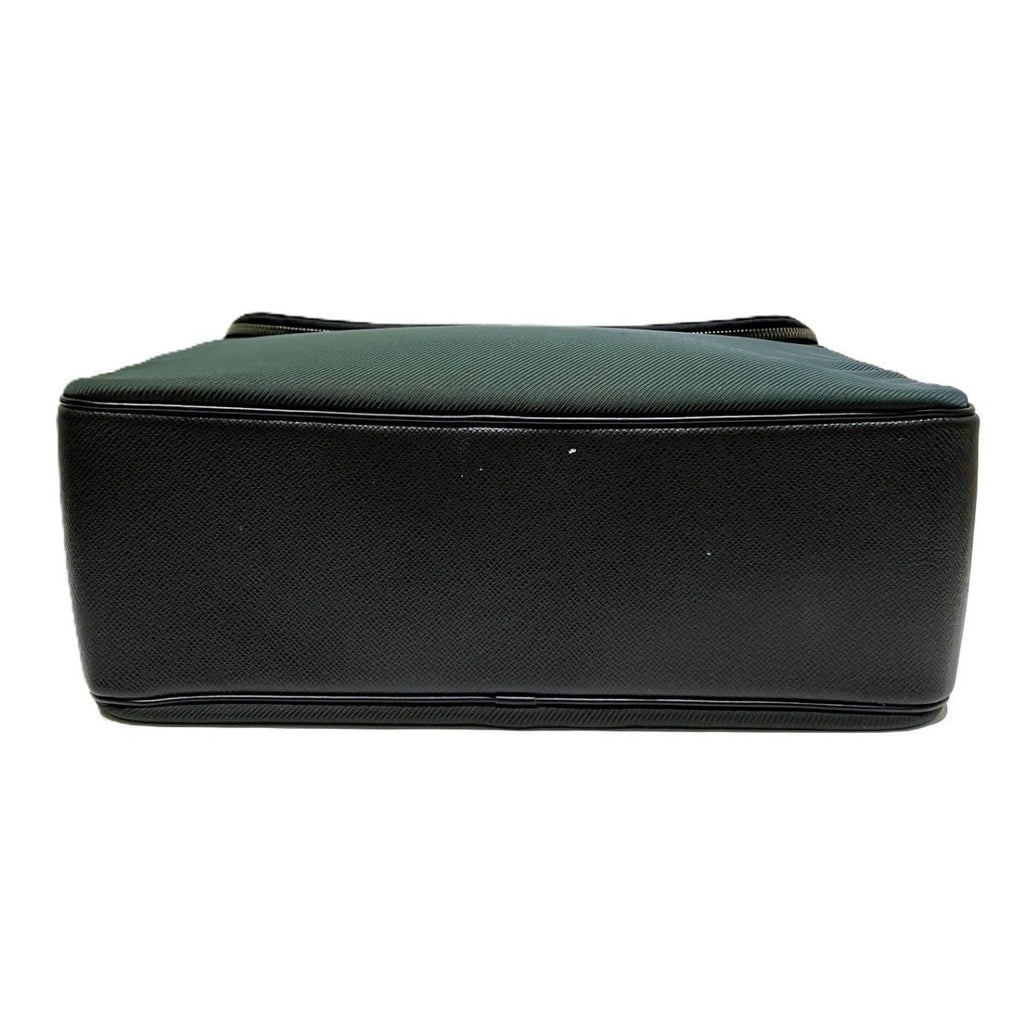 Louis Vuitton Taiga Shoulder Bag Leather — view 3