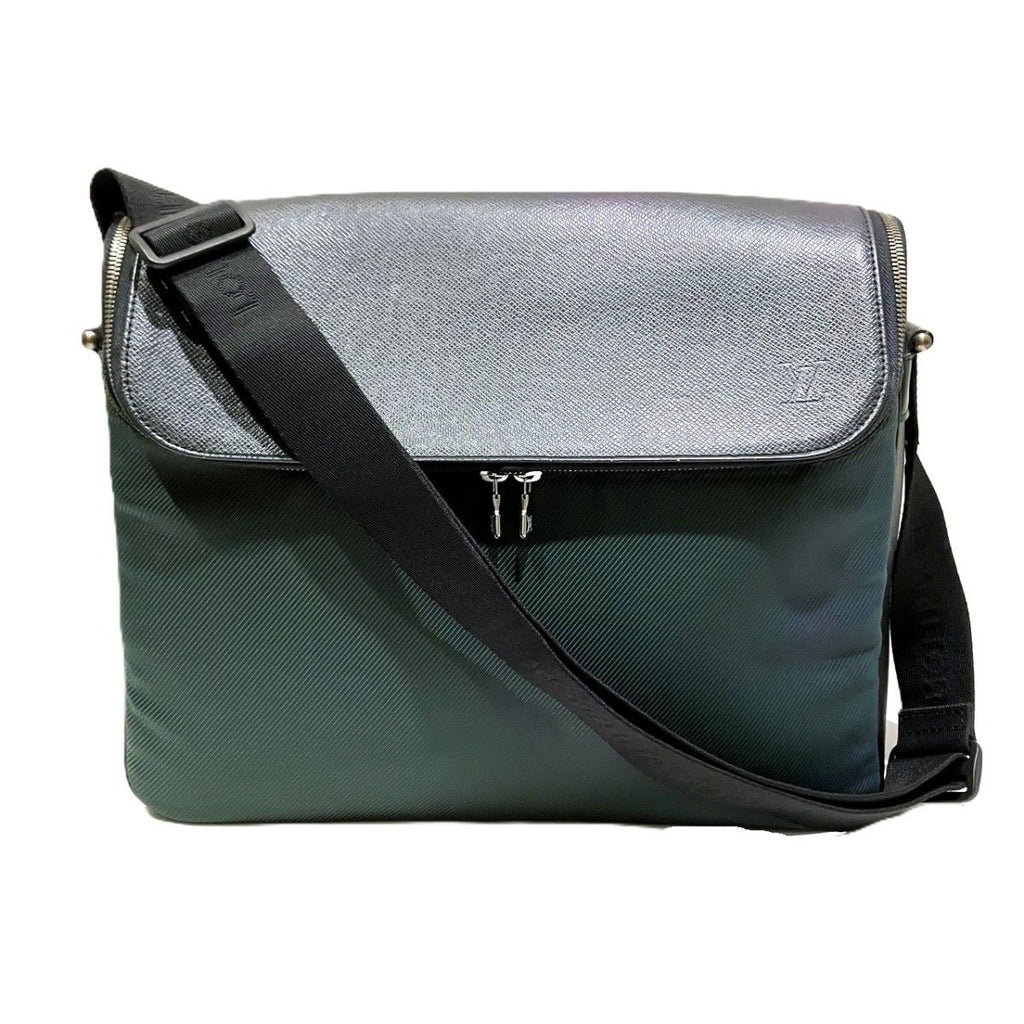 Louis Vuitton Taiga Shoulder Bag Leather