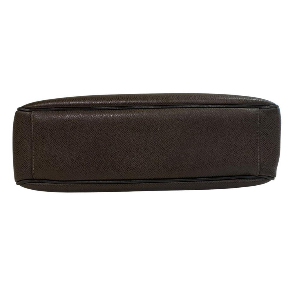 Louis Vuitton Roman MM Taiga Messenger Bag — view 3