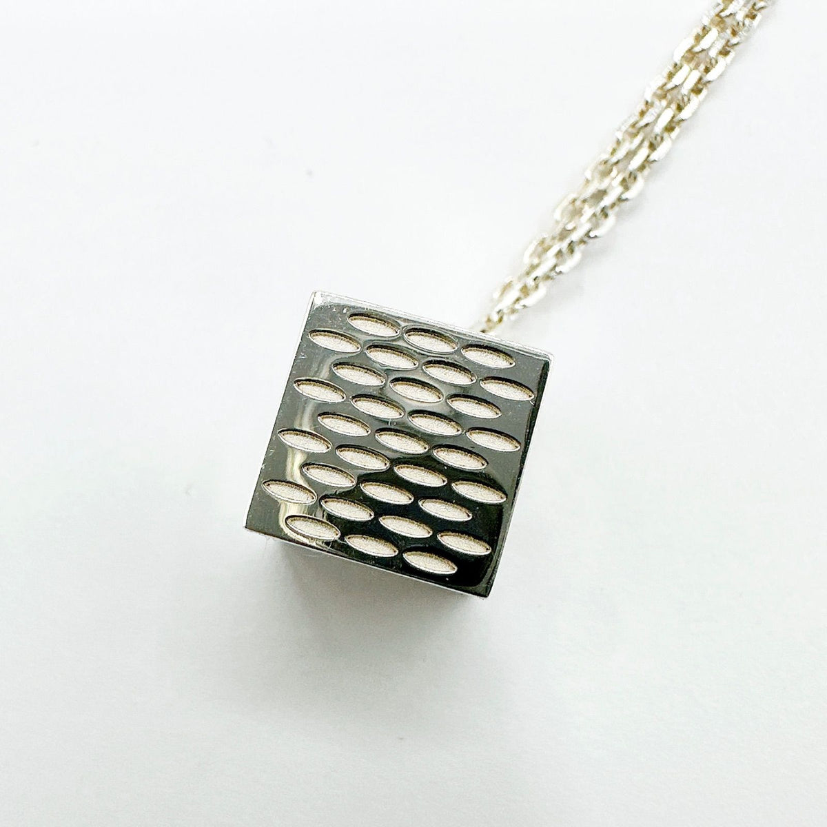 Louis Vuitton Necklace LV Cube Silver — view 4
