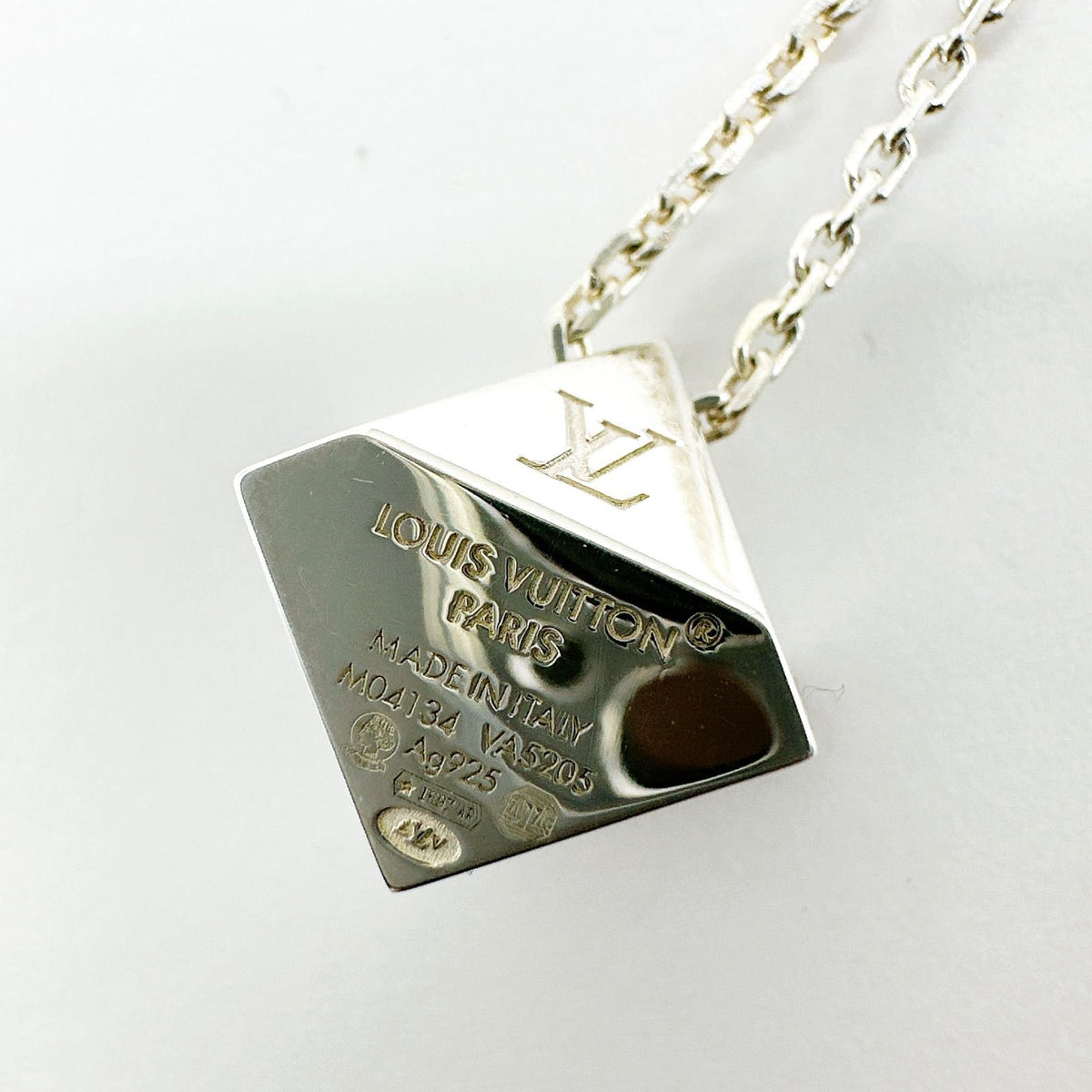 Louis Vuitton Necklace LV Cube Silver — view 3