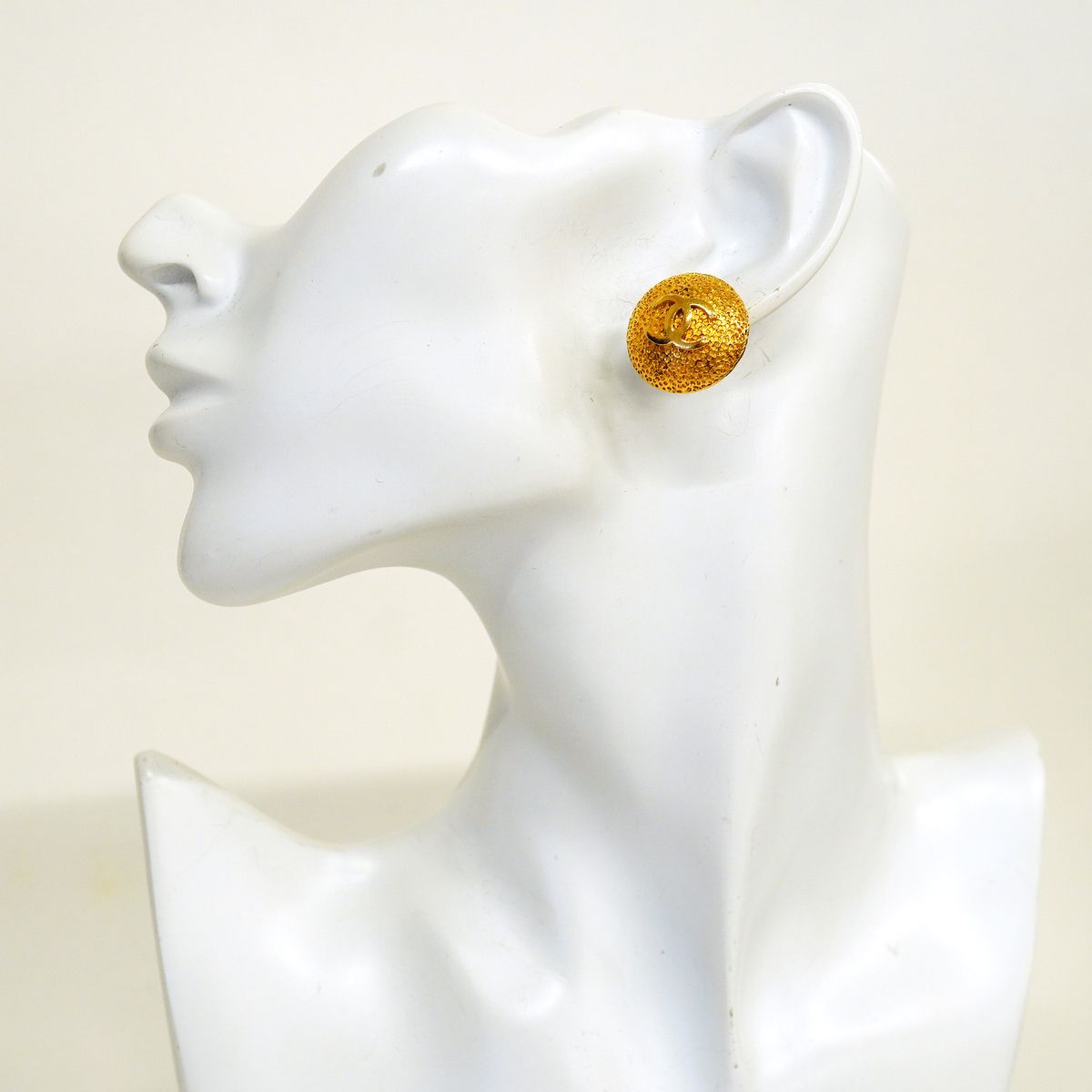 Chanel Earrings Vintage CC Logo Round Circle Gold Plated — view 5