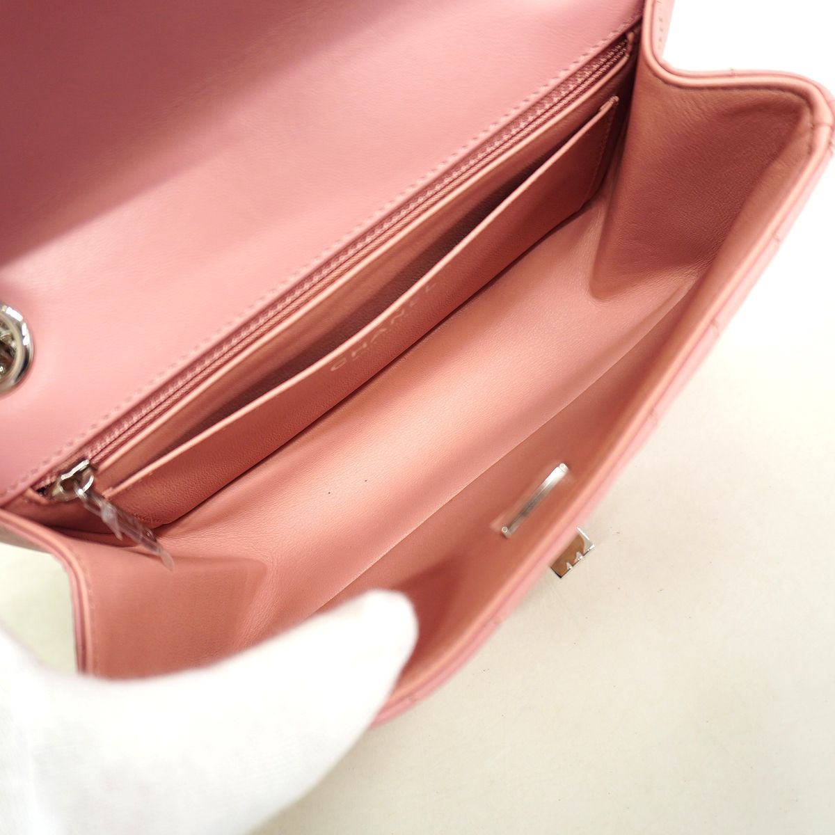 Chanel Shoulder Bag V-stitch 2.55 Leather Pink Silver — view 4