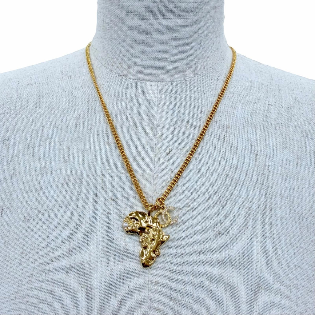 Chanel CC Logo Eco Pearl Rhinestone African Continent Motif Metiers D'art Dakar — view 3