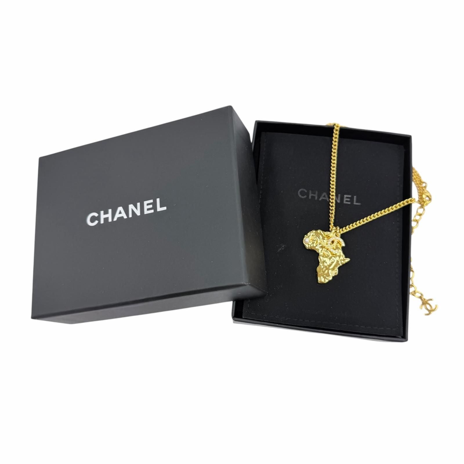 Chanel CC Logo Eco Pearl Rhinestone African Continent Motif Metiers D'art Dakar — view 2