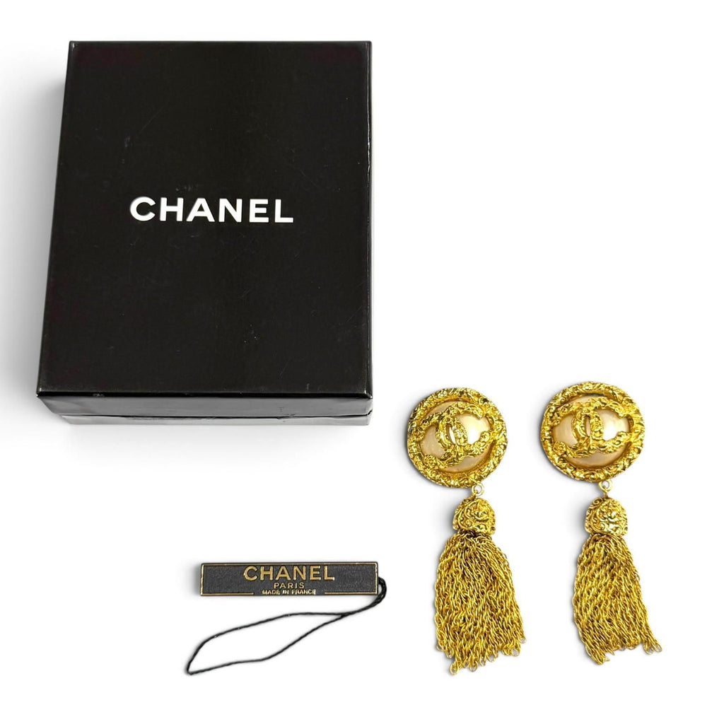 Chanel Vintage 93A CC Logo Lava Eco Pearl Earrings Gold — view 2
